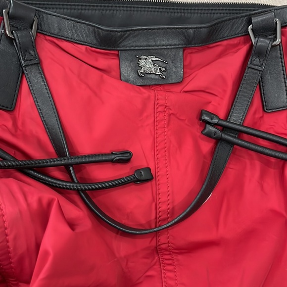 AUTHENTIC BURBERRY $575 BUCKLEIGH RED LARGE NYLON OVERNIGHT PURSE TOTE BAG - Picture 9 of 9